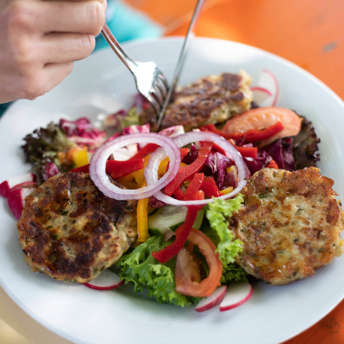 Kaspressknödel auf Salat