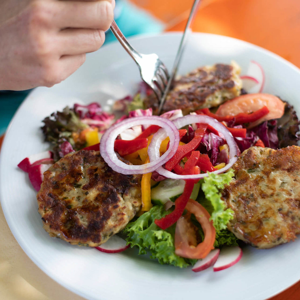 Kaspressknödel auf Salat